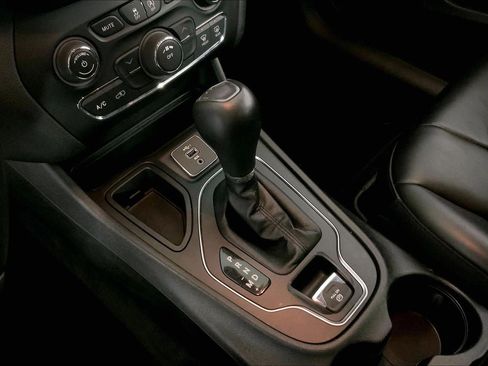 Used 2019 Jeep Cherokee Latitude Plus image 17