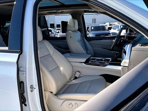 Used 2026 Cadillac Escalade Platinum Sport w/ LPO, ONYX Package image 10