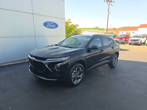 Used 2025 Chevrolet Trax LT w/ LT Convenience Package FWD image 2