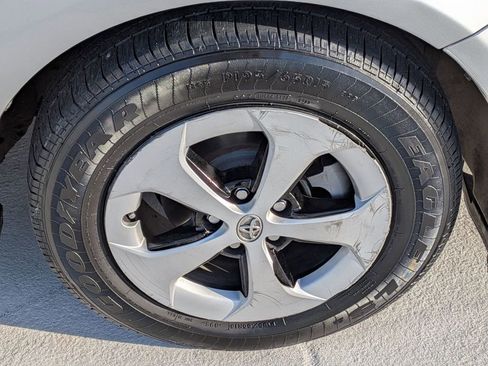 Used 2015 Toyota Prius Four image 9