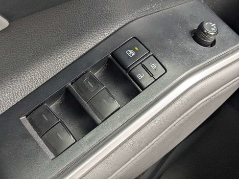 Used 2022 Toyota Highlander XLE FWD image 27