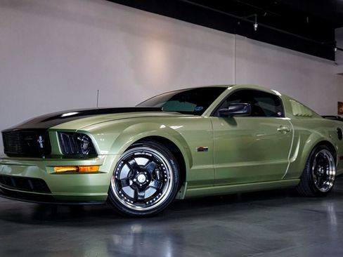 Used 2005 Ford Mustang GT RWD image 1