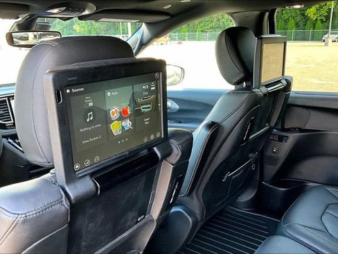 Used 2021 Chrysler Pacifica Touring-L w/ Uconnect Theater Family Group FWD image 10