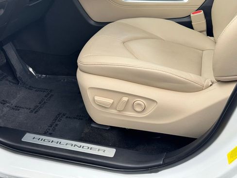 Used 2024 Toyota Highlander Limited image 29