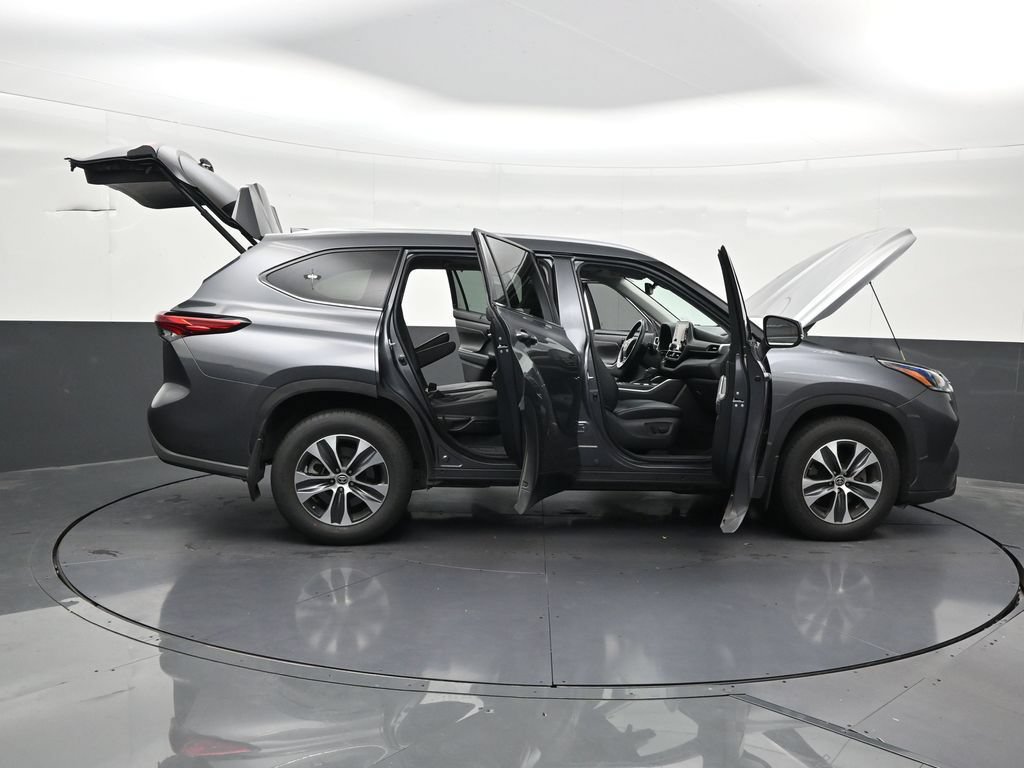 Used 2021 Toyota Highlander XLE AWD/4WD image 32
