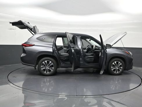 Used 2021 Toyota Highlander XLE AWD/4WD image 32