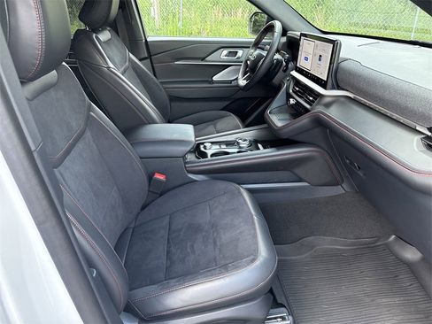 Used 2025 Ford Explorer ST image 14