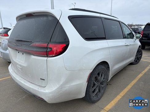 Used 2022 Chrysler Pacifica Touring-L w/ S Appearance Package image 7