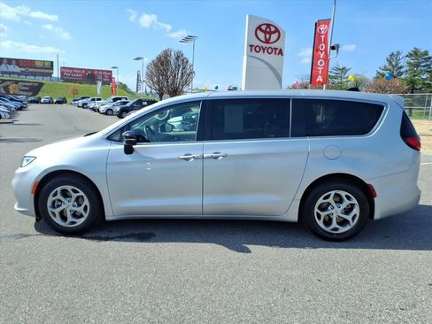 Used 2024 Chrysler Pacifica Limited image 8