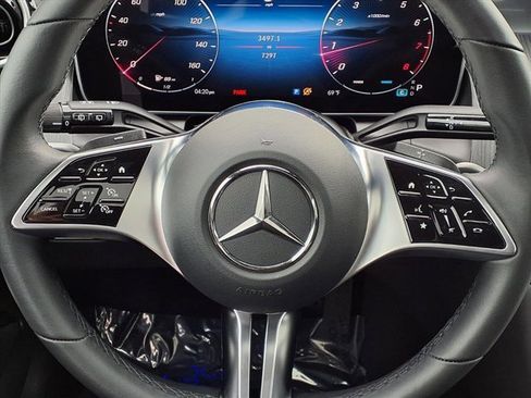 Used 2025 Mercedes-Benz GLC 300 image 8