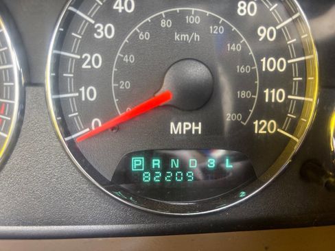 Used 2004 Chrysler Sebring LX image 13