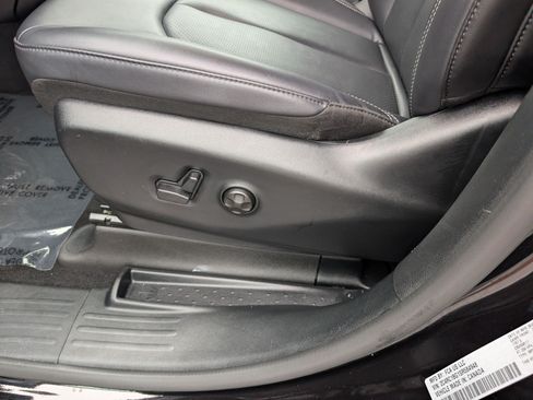 Used 2025 Chrysler Pacifica Select FWD image 22