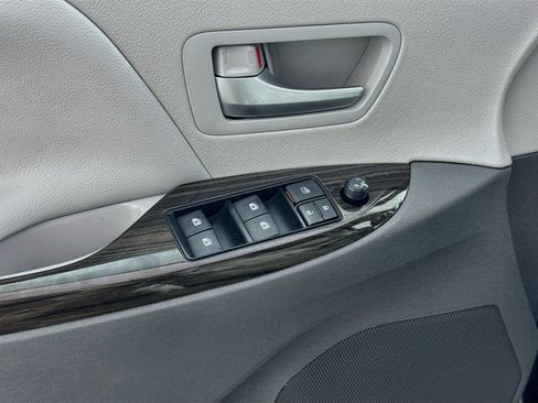 Used 2018 Toyota Sienna XLE Premium w/ Outdoor Package AWD/4WD image 7
