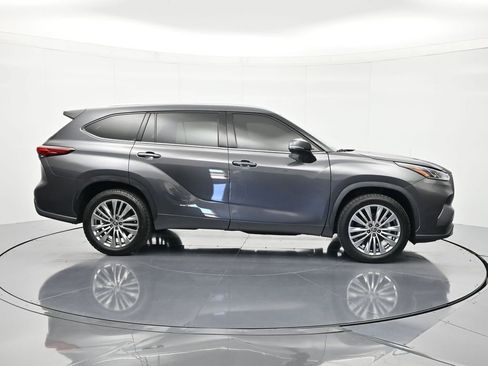 Used 2023 Toyota Highlander Platinum FWD image 4