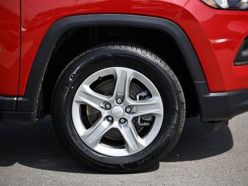 Used 2024 Jeep Compass Latitude image 11