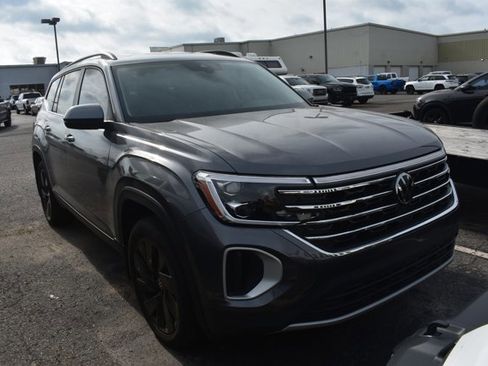 Used 2024 Volkswagen Atlas SE FWD image 2