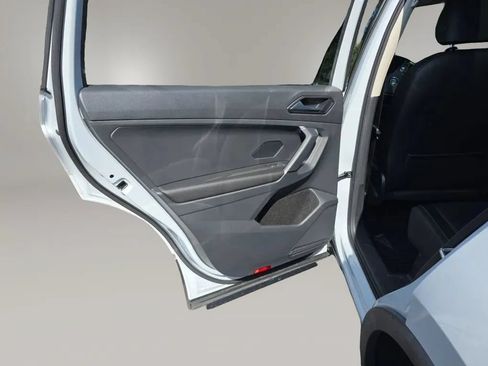 Used 2018 Volkswagen Tiguan SE w/ Panoramic Sunroof Package FWD image 44