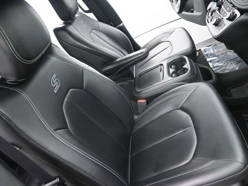 Used 2024 Chrysler Pacifica Limited FWD image 11