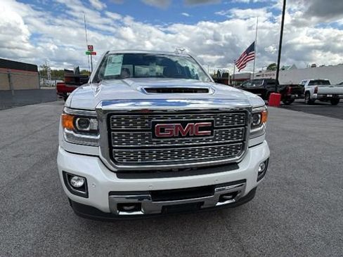 Used 2018 GMC Sierra 2500 Denali w/ Duramax Plus Package AWD/4WD image 10