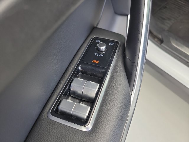 Used 2025 Jaguar F-PACE R-Dynamic S AWD/4WD image 19