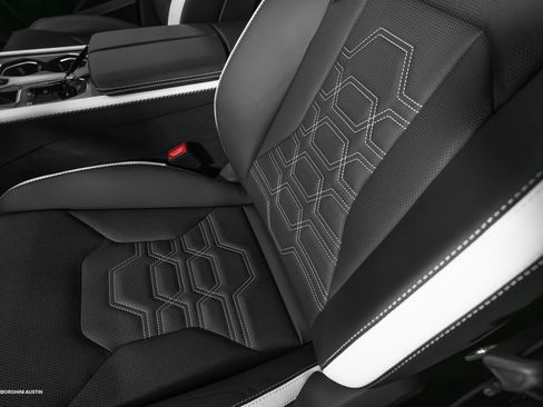 Used 2025 Lamborghini Urus SE image 32