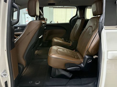 Used 2017 Chrysler Pacifica Limited w/ UConnect Theater Package FWD image 12