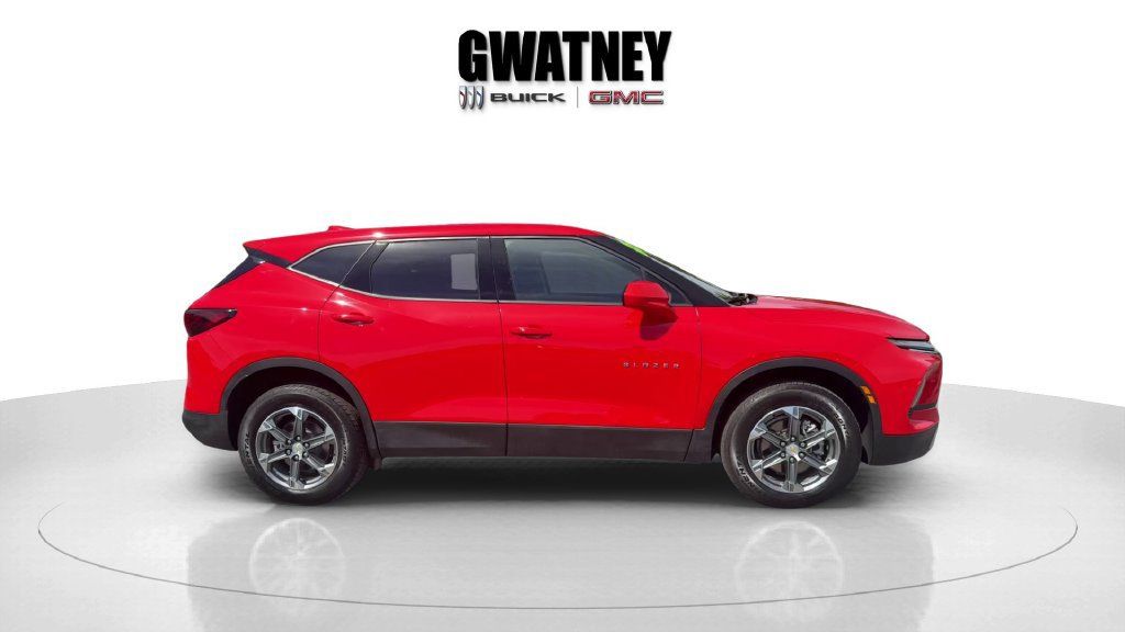 Used 2025 Chevrolet Blazer LT FWD image 2