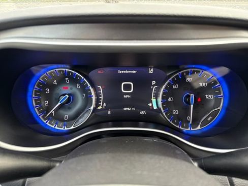 Used 2024 Chrysler Pacifica Touring-L image 21