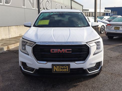 Used 2024 GMC Terrain SLE image 2
