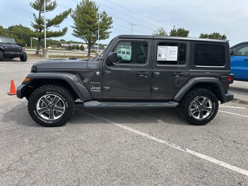 Used 2019 Jeep Wrangler Unlimited Sahara AWD/4WD image 16