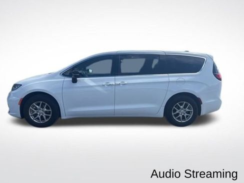 Used 2026 Chrysler Pacifica Select FWD image 2