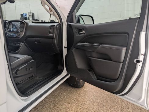 Used 2017 GMC Canyon SLE w/ All Terrain Package AWD/4WD image 18