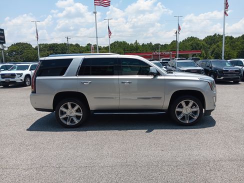 Used 2019 Cadillac Escalade Luxury AWD/4WD image 7