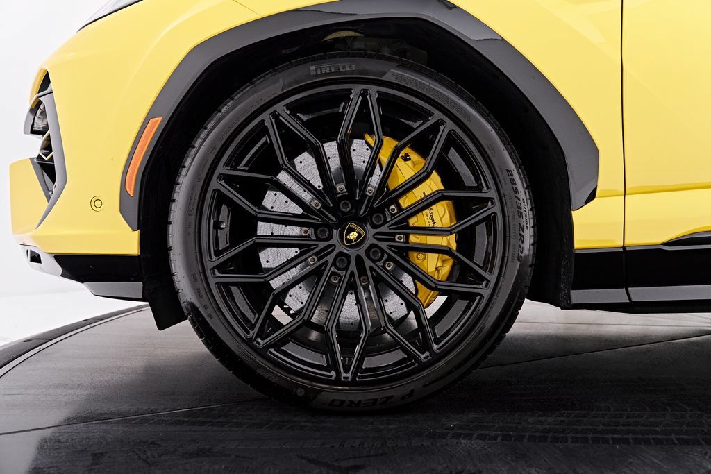 Used 2025 Lamborghini Urus Performante AWD/4WD image 3