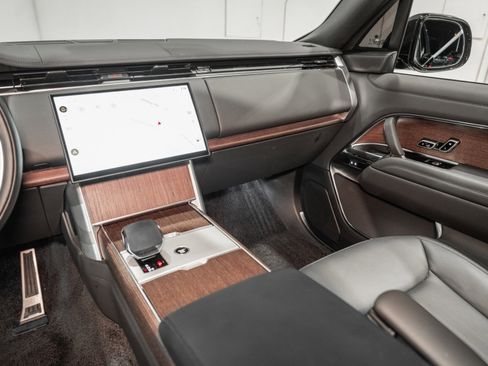 Used 2025 Land Rover Range Rover Long Wheelbase SE image 30