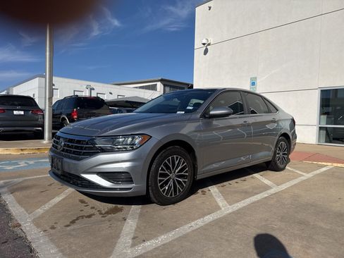 Used 2020 Volkswagen Jetta SE w/ SE Cold Weather Package image 1