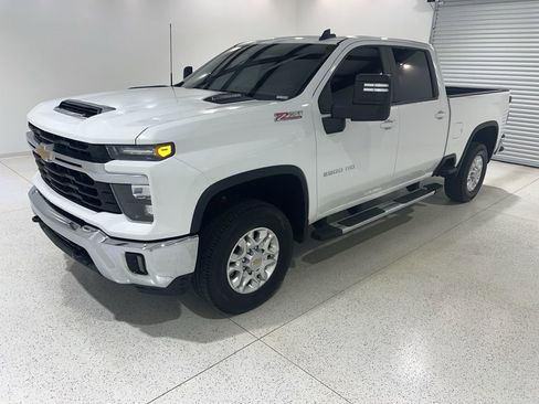 Used 2024 Chevrolet Silverado 2500 LT image 1