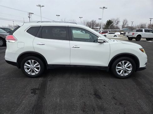 Used 2016 Nissan Rogue SV image 2