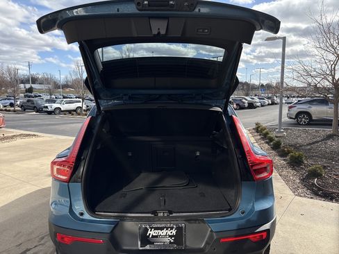 Used 2025 Volvo XC40 B5 Plus image 32