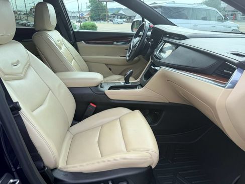 Used 2017 Cadillac XT5 Luxury w/ Driver Awareness Package FWD image 16