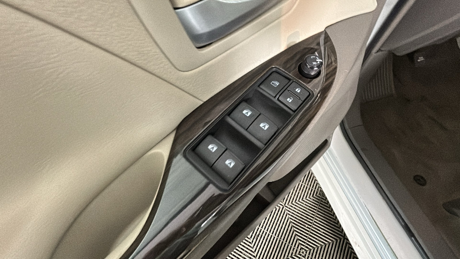 Used 2015 Toyota Sienna XLE Premium AWD/4WD image 13