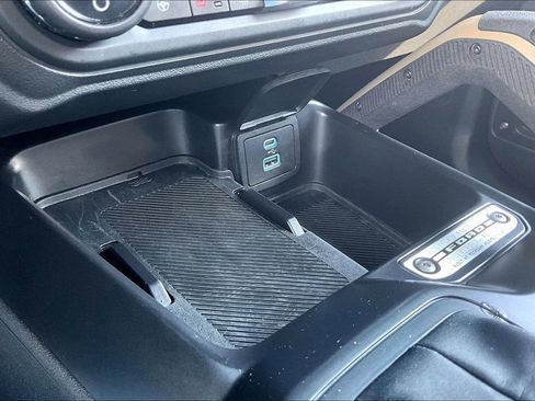 Used 2025 Ford Bronco Badlands image 22