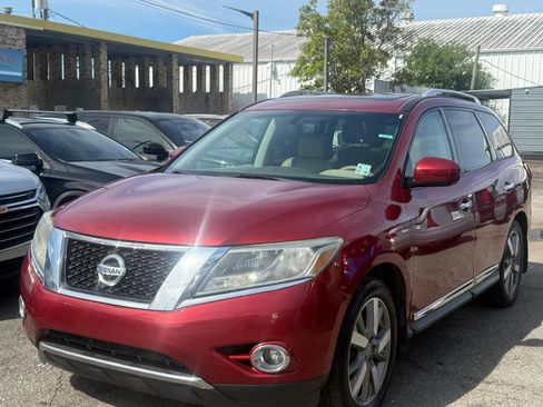Used 2015 Nissan Pathfinder Platinum w/ Family Entertainment Package FWD image 2