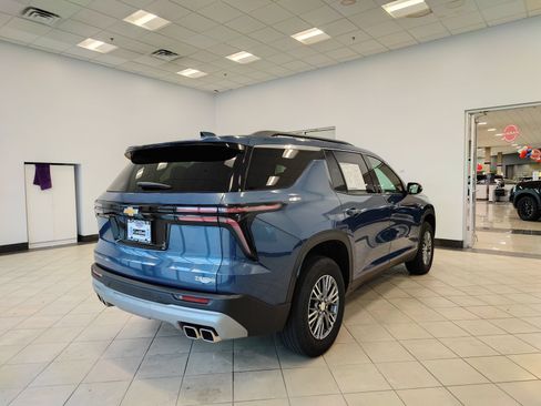 Used 2026 Chevrolet Traverse LT AWD/4WD image 3