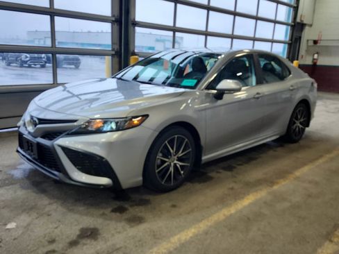 Used 2024 Toyota Camry SE FWD image 1