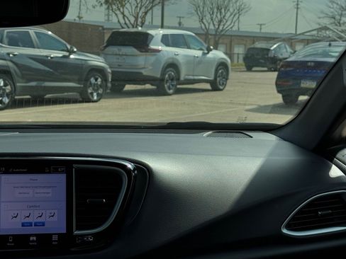 Used 2025 Chrysler Pacifica Select image 37