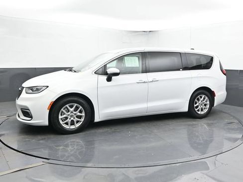 Used 2023 Chrysler Pacifica Touring-L FWD image 8