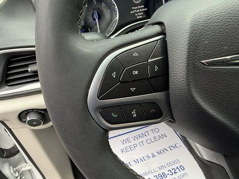 Used 2023 Chrysler Pacifica Touring-L FWD image 22