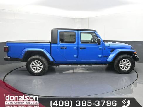 Used 2023 Jeep Gladiator Sport AWD/4WD image 2