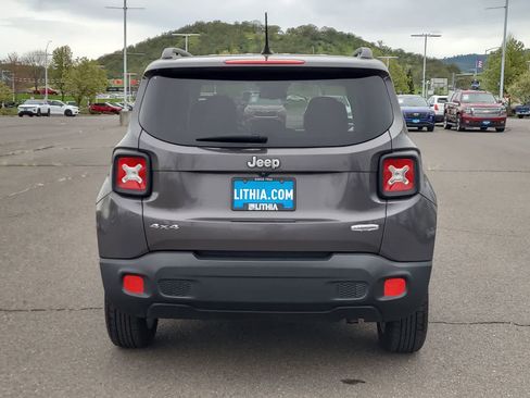 Used 2017 Jeep Renegade Latitude w/ Popular Equipment Group image 13